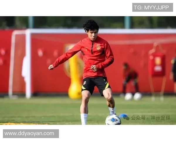 四大足球巨星从少年到传奇之路他们的童年故事揭秘