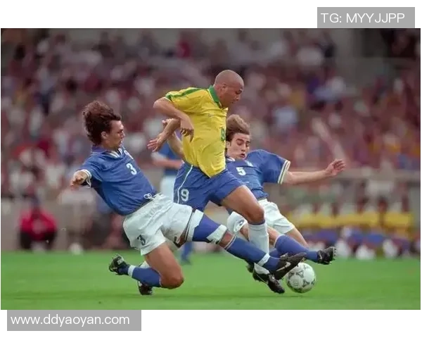 马丁闪耀绿茵赛场再掀狂潮展现足球巨星非凡魅力